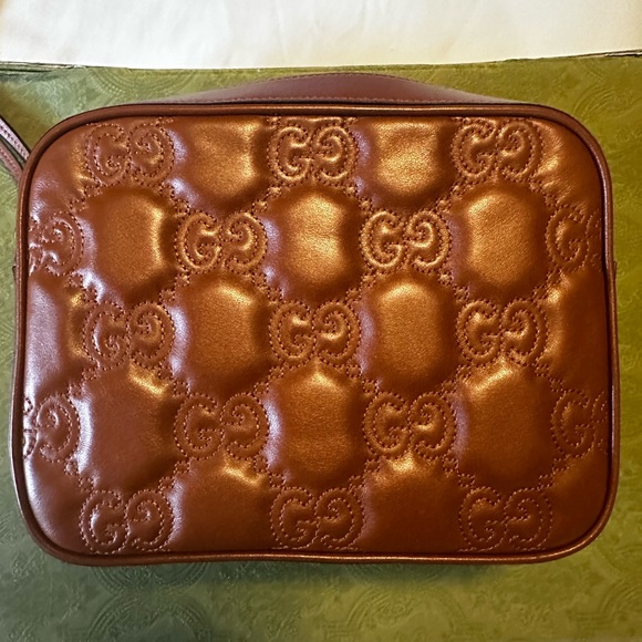 Gucci crossbody! Like new, the box isn’t in the best shape as it endure a flight - Picture 5 of 11